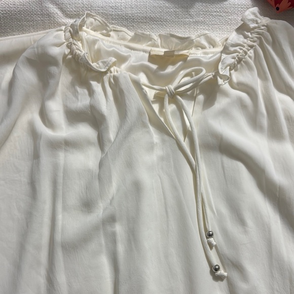 Elegant White Blouse - Picture 5 of 9